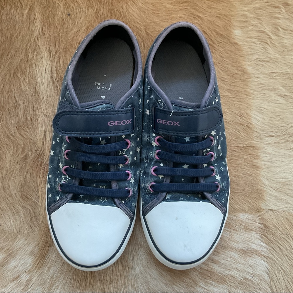 Geox girl’s Dark Blue Star Pattern Sneakers size 4